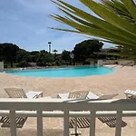 La Des Pins جوان ليه باه