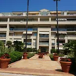 La Des Pins * جوان ليه باه